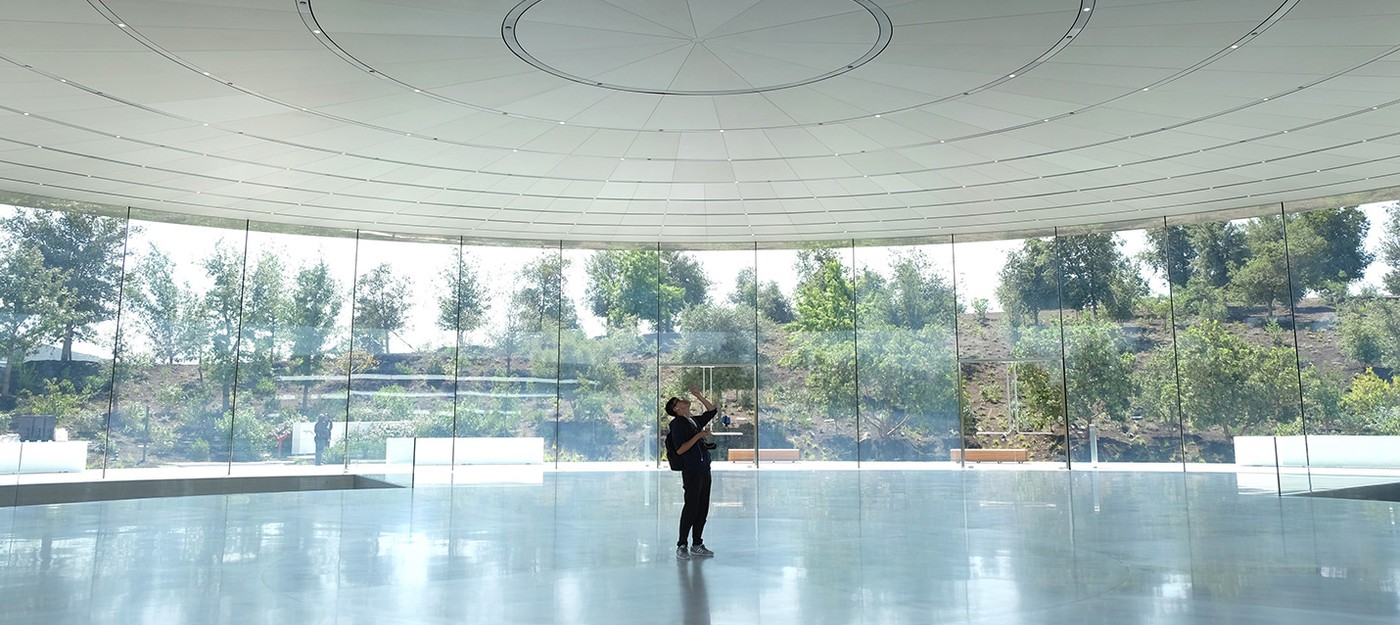 Сотрудники Apple продолжают сталкиваться со стеклянными стенами в новом офисе