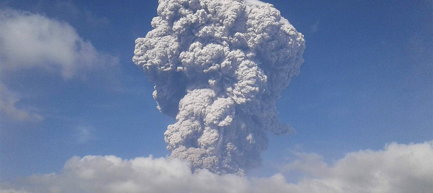 Завораживающее извержение в Индонезии
