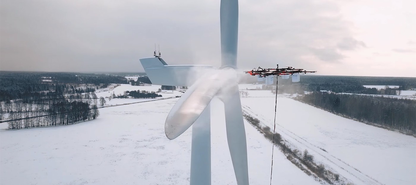 Как гигантский индустриальный дрон очищает ветряк от льда