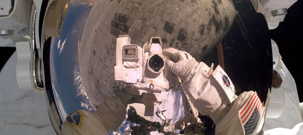 Астронавт хотел снять видео в открытом космосе, но "забыл дома" карту памяти