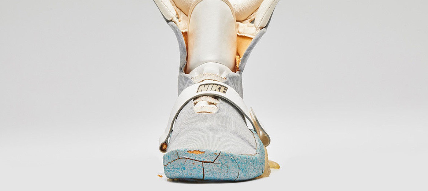 Оригинальные кроссовки Nike из "Назад в будущее 2" начали рассыпаться