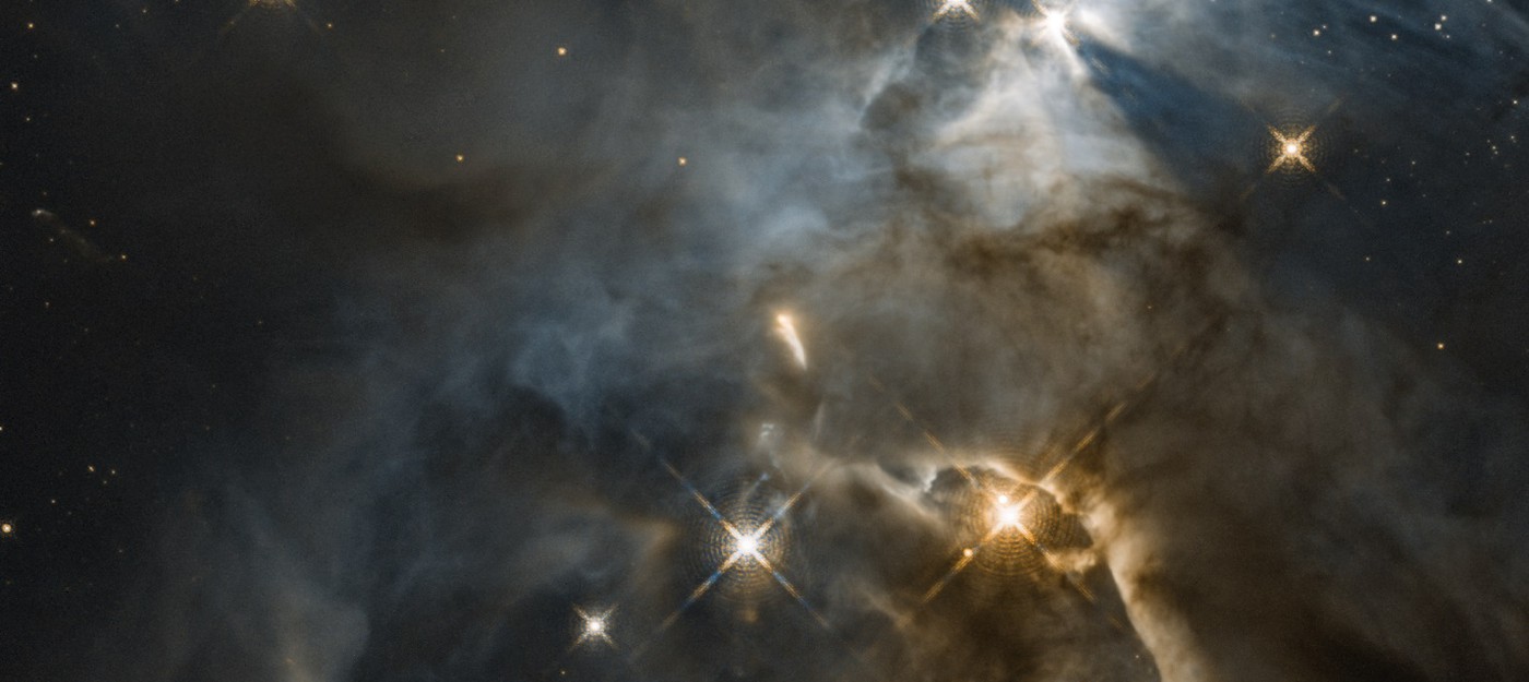 Телескоп "Хаббл" сделал снимок далекой звезды, отбрасывающей гигантскую тень