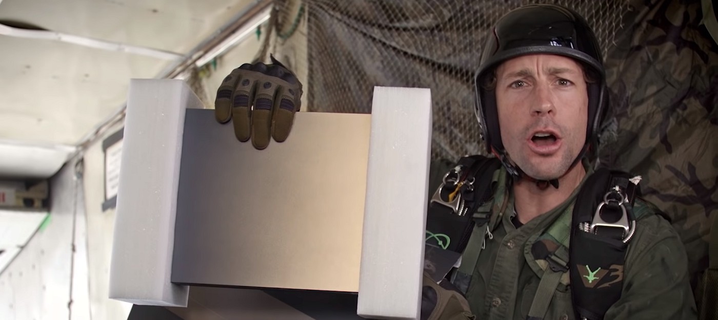 Прыгнувший с парашютом каскадёр доставил ветерану ВМФ подарок от Microsoft