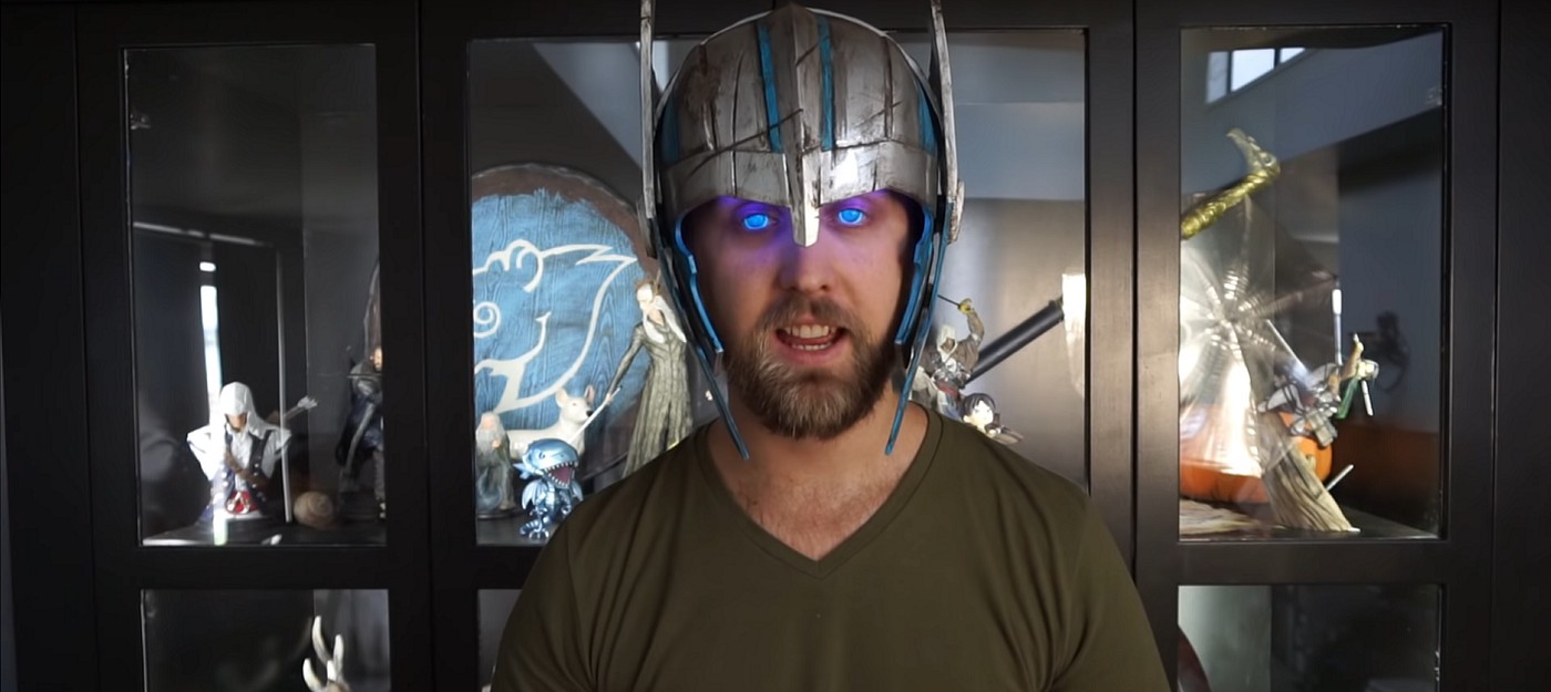 Благодаря шлему и контактным линзам косплеер добился свечения глаз, как у Тора