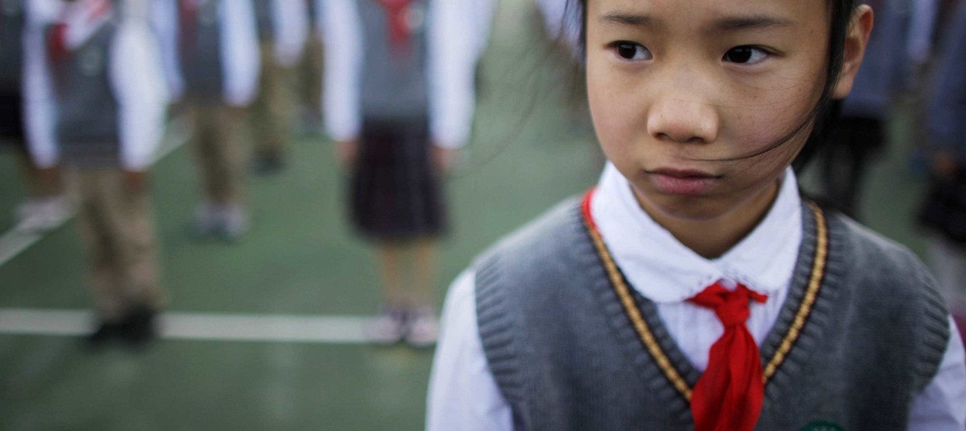 В Китае установили надзор за школьниками с помощью "умной униформы"