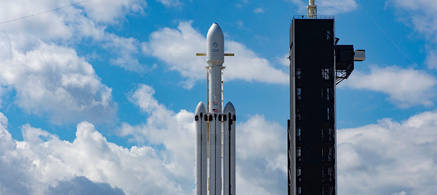 SpaceX успешно запустила Falcon Heavy и посадила все ускорители
