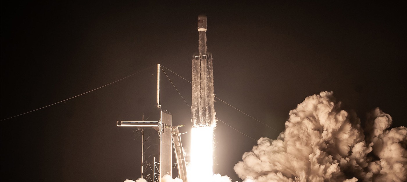 Посмотрите, как SpaceX ловит носовую часть ракеты Falcon Heavy на корабле в море