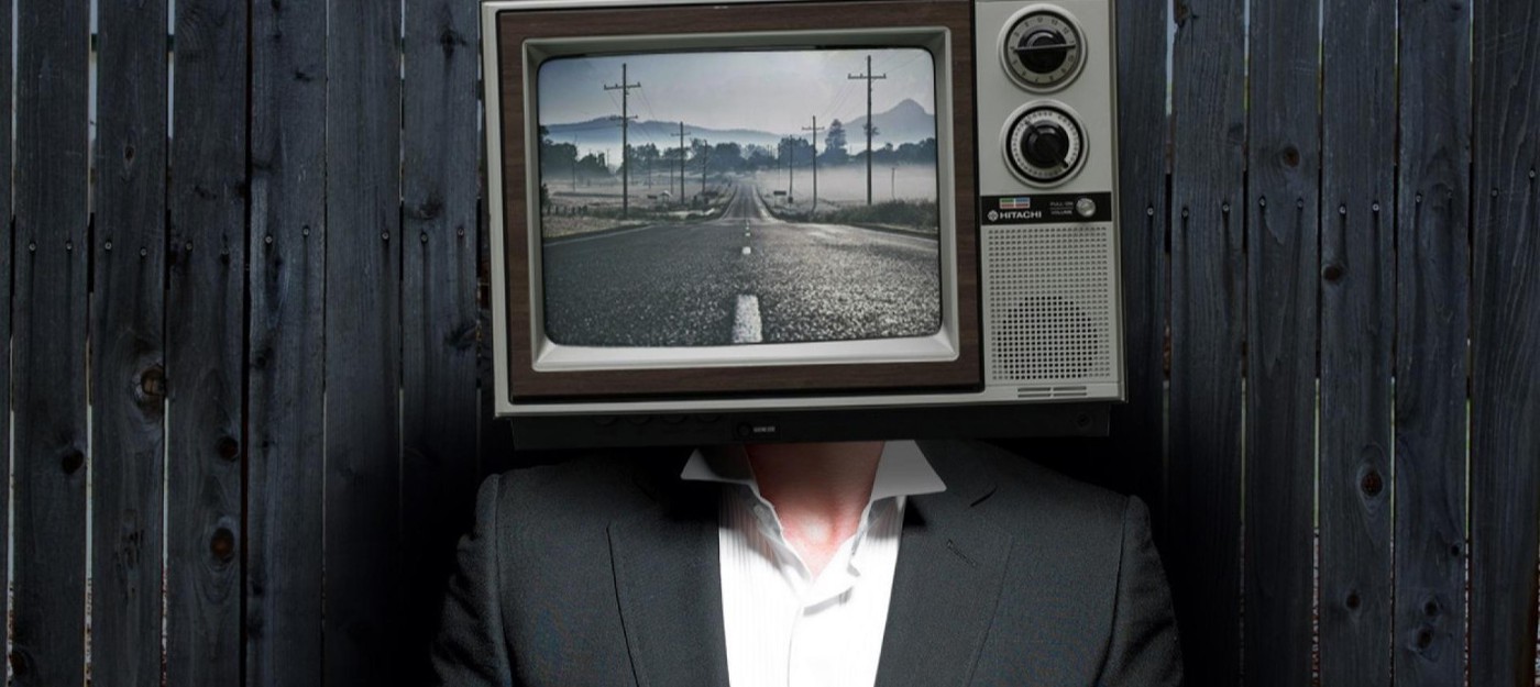 Неизвестный с телевизором на голове оставляет старые телевизоры у домов американцев