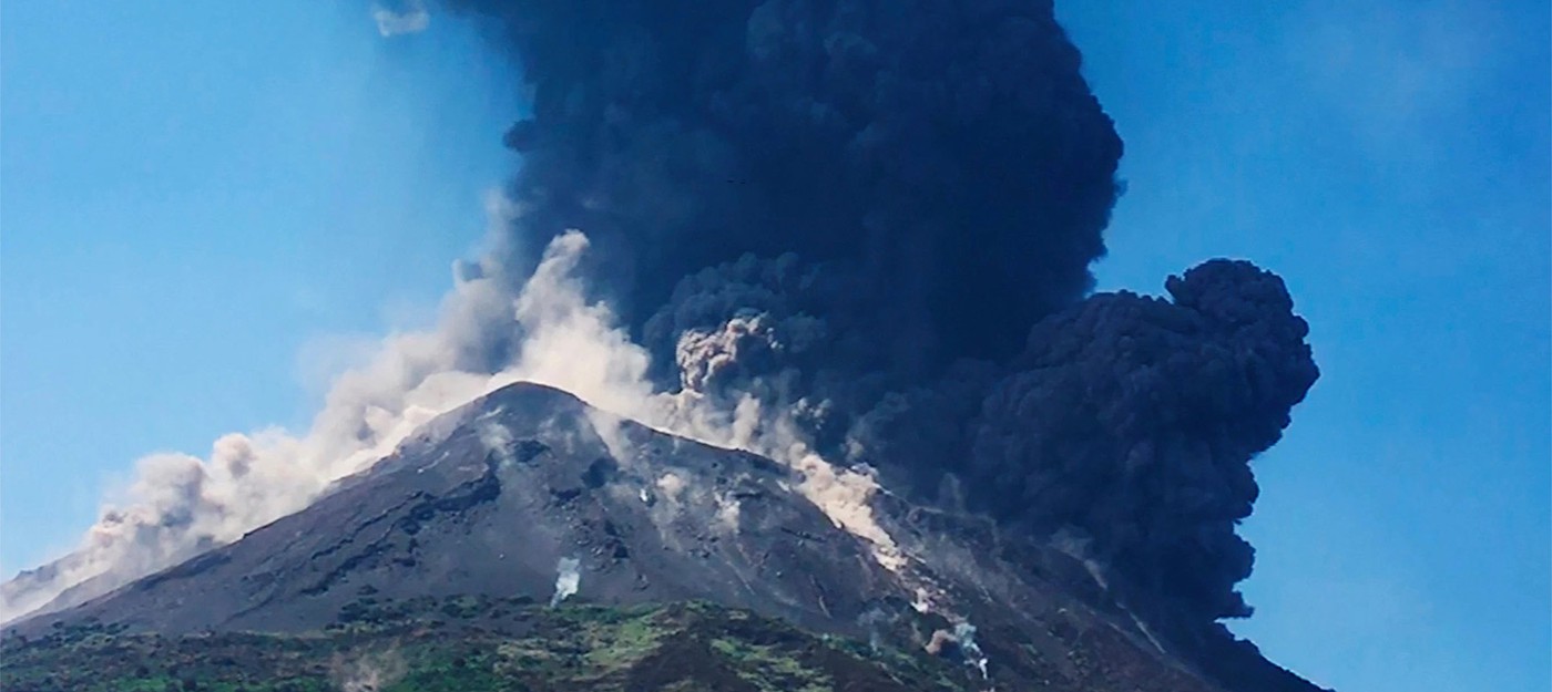 Потрясающие и ужасающие ролики извержения вулкана Стромболи — держитесь крепче