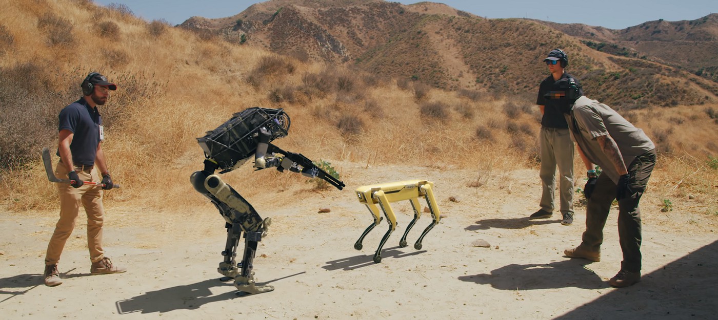 Фейк: Робот Boston Dynamics убегает от людей с другим роботом