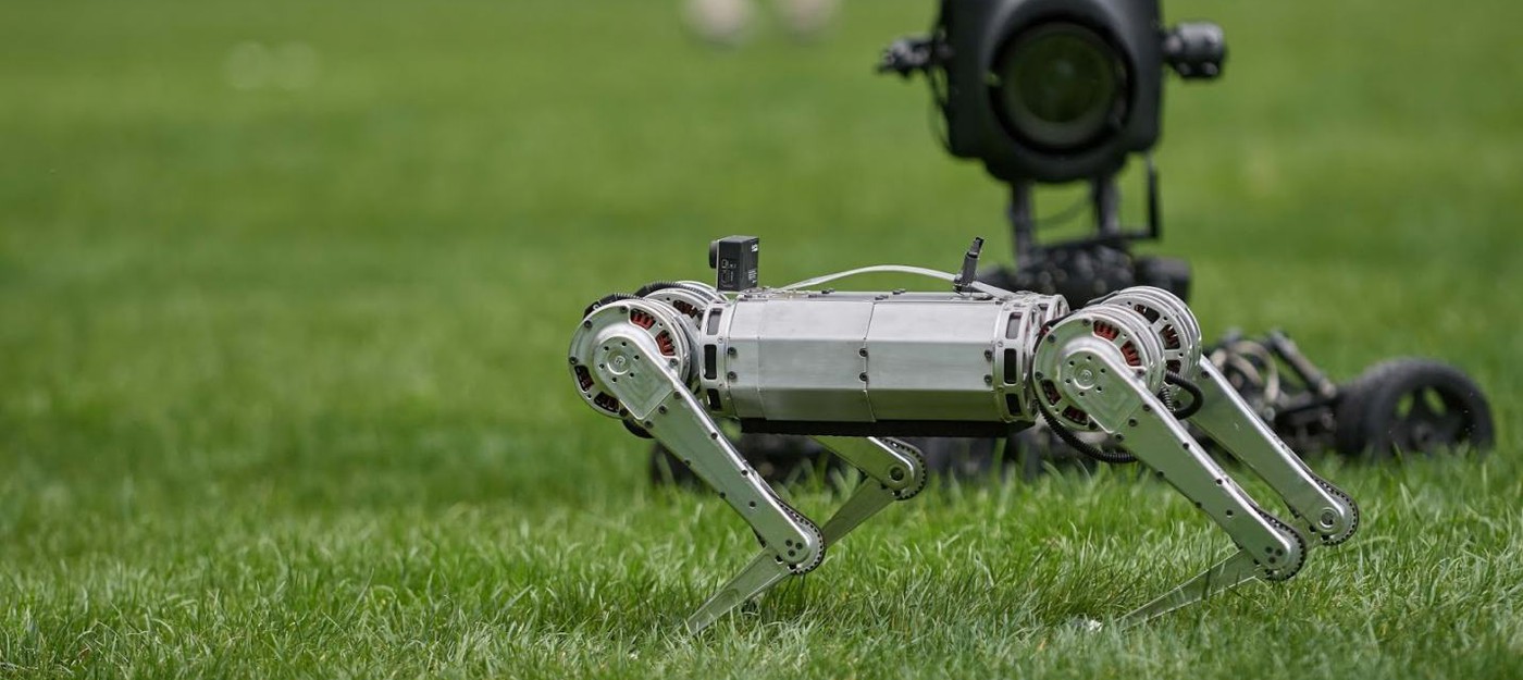 Видео: девять роботов Mini Cheetah резвятся, падают и играют в футбол