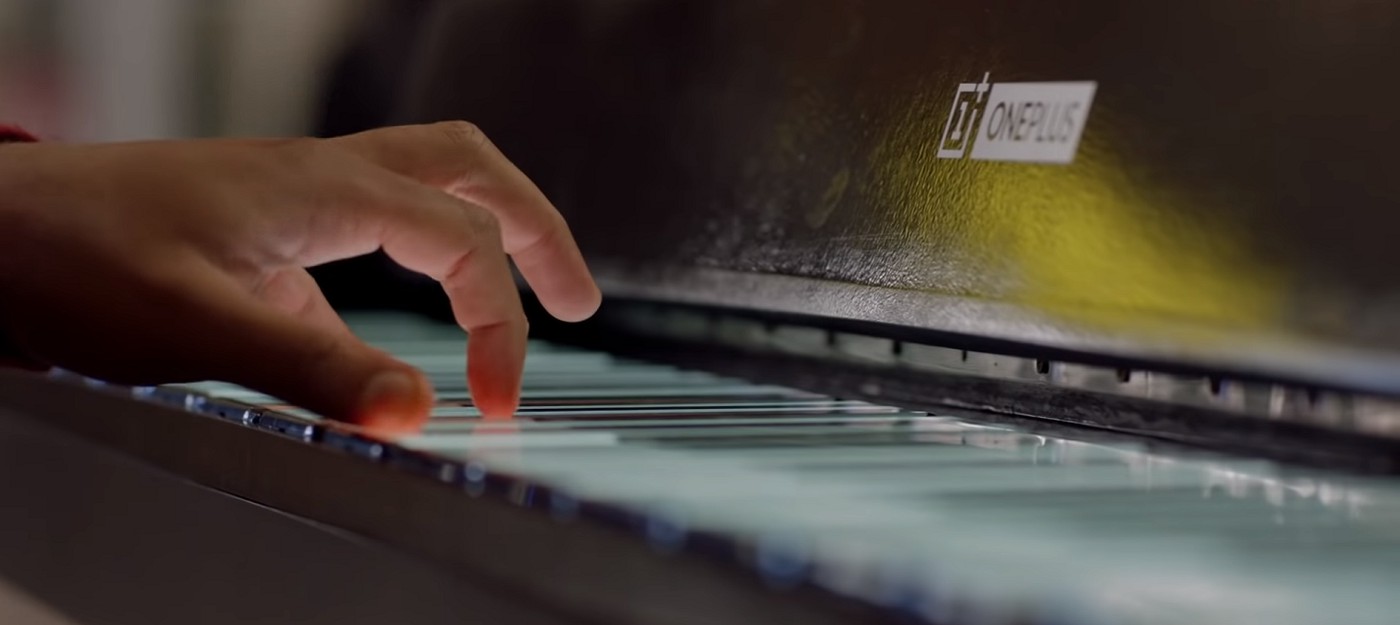 OnePlus сделала пианино с 17 смартфонами вместо клавиш