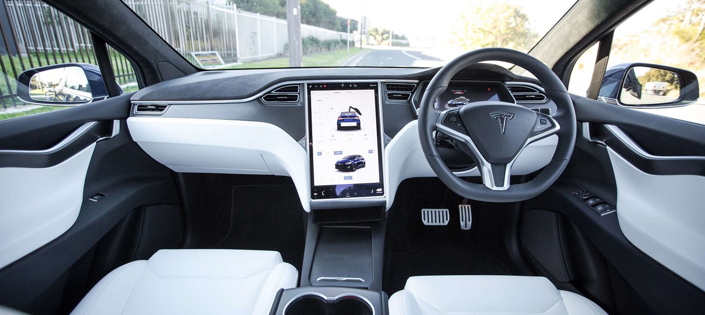 Новый патент Tesla демонстрирует руль с сенсорным переключением передач