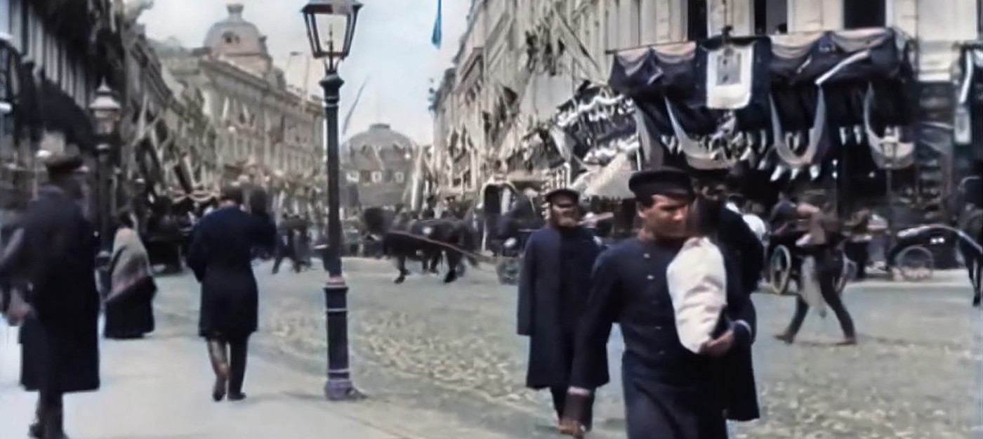 Нейросеть раскрасила видео Тверской улицы 1896 года