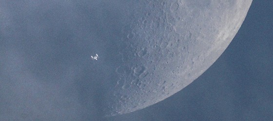 Sunday Science: МКС на фоне луны... похожа на космический корабль Enterprise