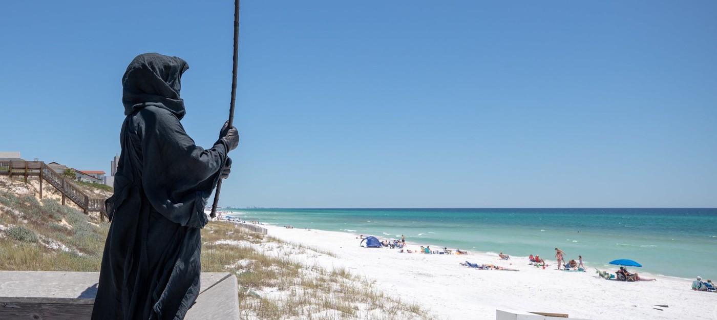 Американец в костюме смерти протестует против посещения пляжей во Флориде