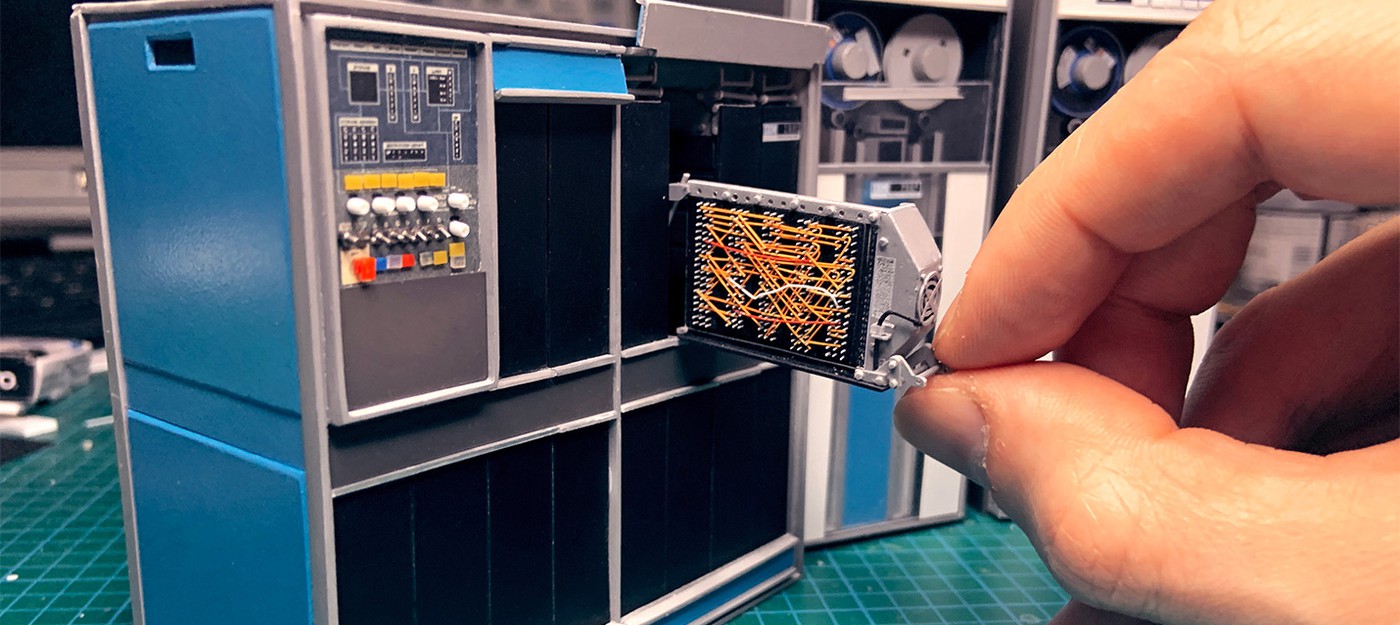 Умелец показал, как создает миниатюрную модель компьютера IBM 1401 — без 3D-принтера