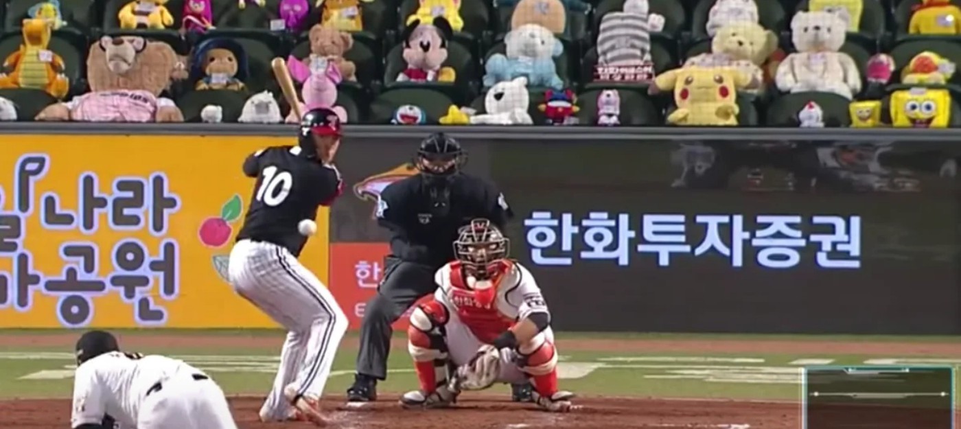 На бейсбольных матчах в Южной Корее трибуны заполнены плюшевыми игрушками