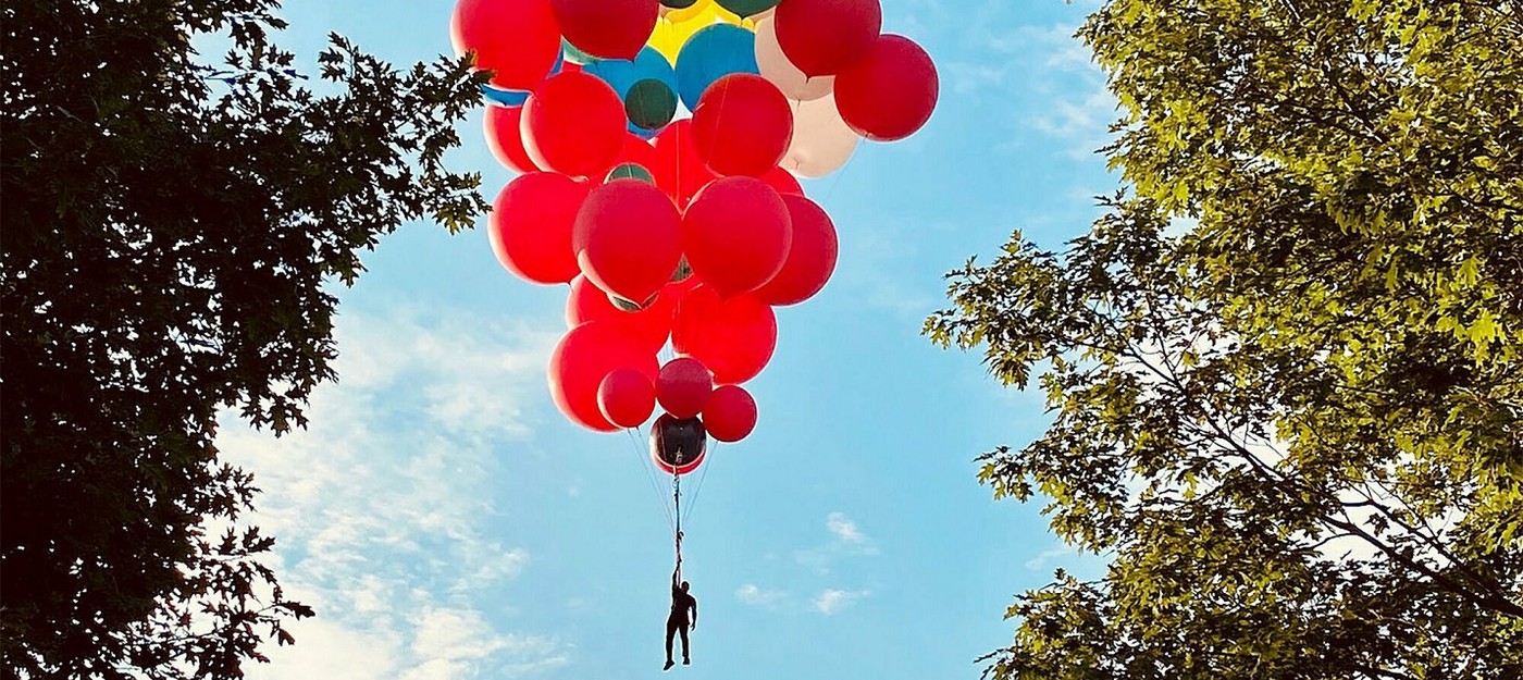 Дэвид Блейн готовится подняться в воздух с помощью шаров