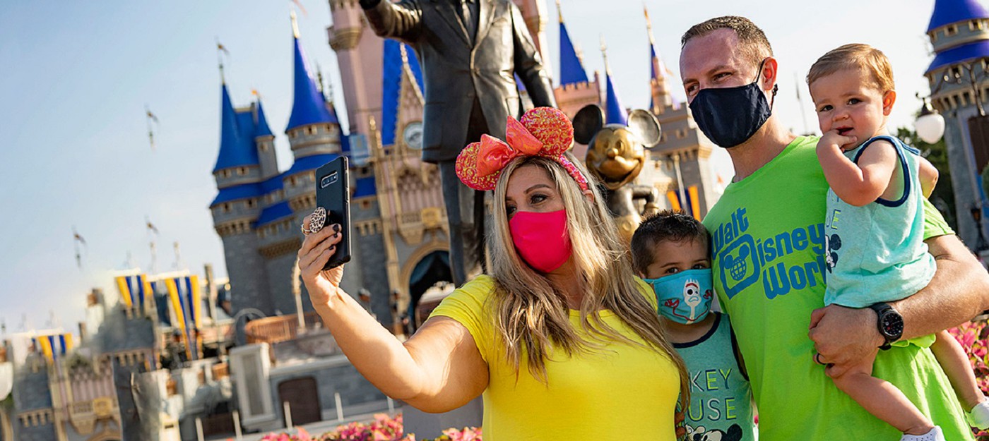Парк Disney World фотошопил маски на лица посетителей аттракционов