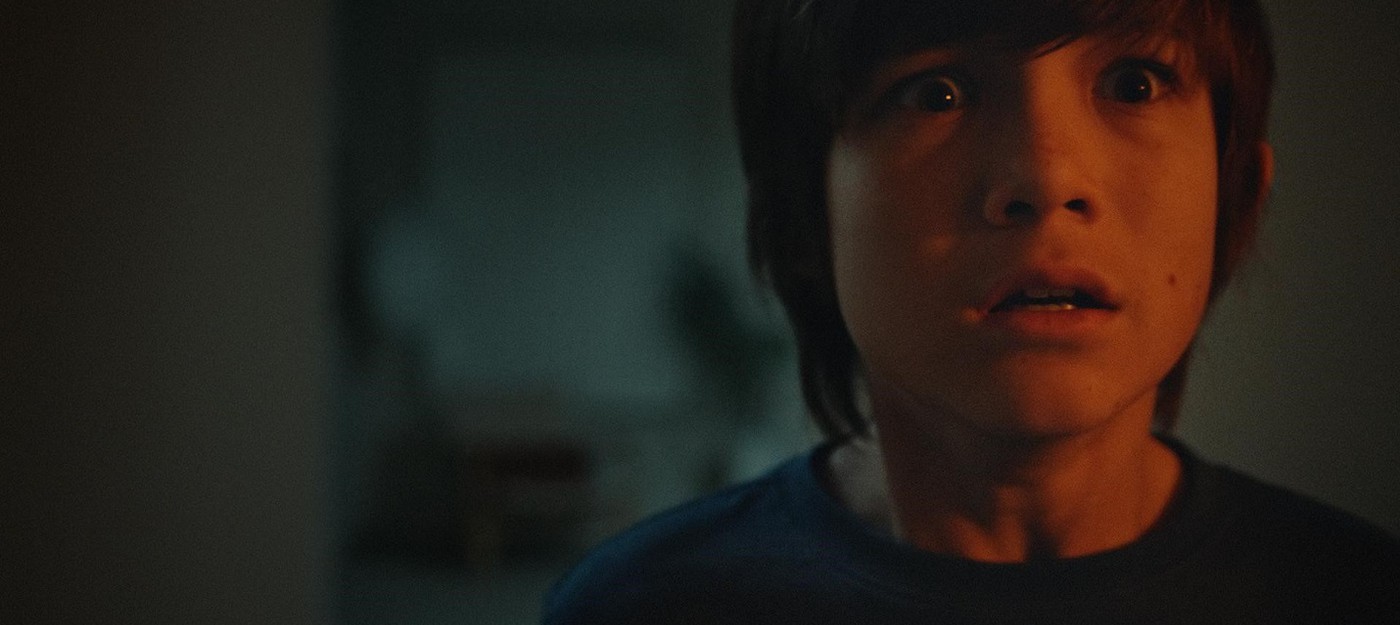 Маленький мальчик против потусторонней сущности в трейлере хоррора "Джинн"