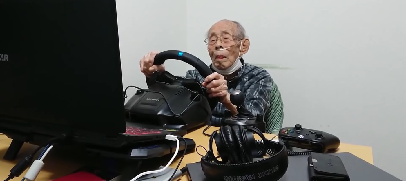 93-летний японский дедушка любит играть в гоночные игры