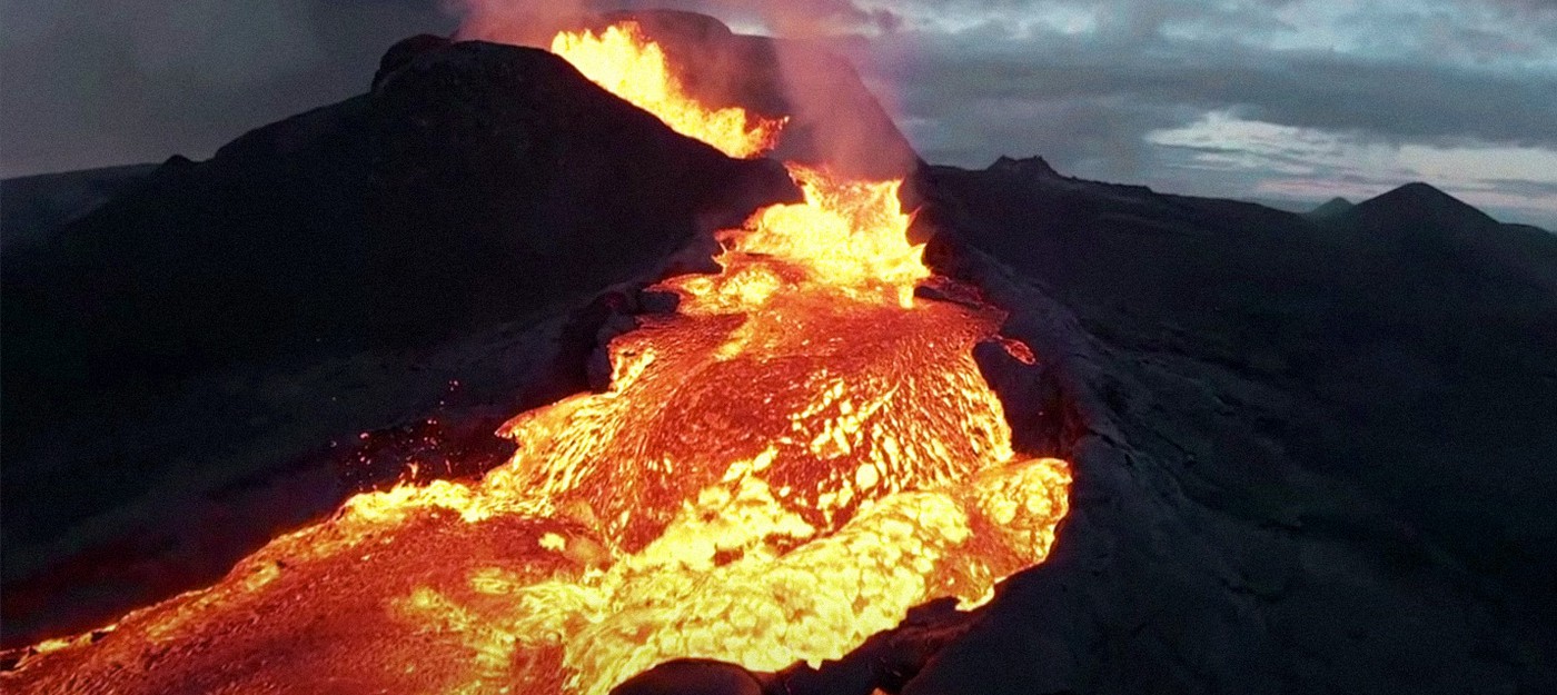Летающий дрон запечатлел последние секунды перед падением в извергающийся вулкан