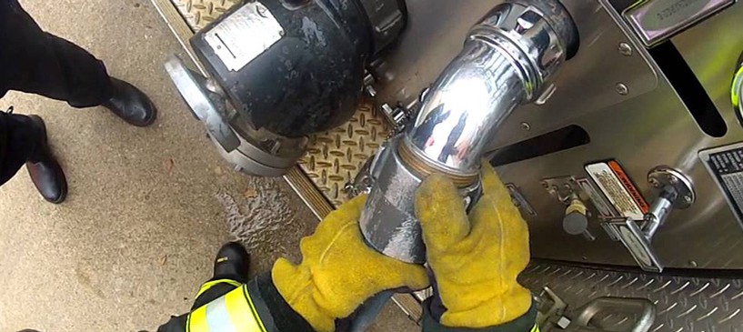 GoPro: Пожарный спасает котенка