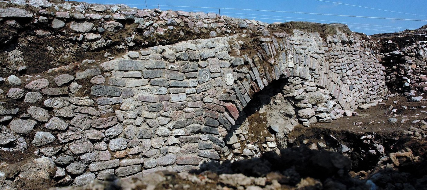 Археологам придется закопать обратно тоннель с ацтекской резьбой из-за нехватки денег