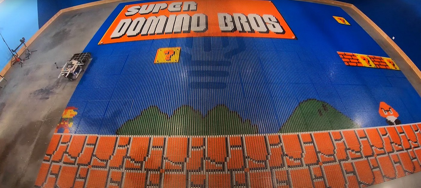 Этот робот составил изображение Super Mario Bros. из 100 тысяч костяшек домино и попал в книгу рекордов Гиннесса