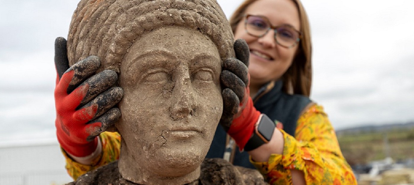 Британские археологи обнаружили древнеримские статуи во время раскопок англосаксонской церкви