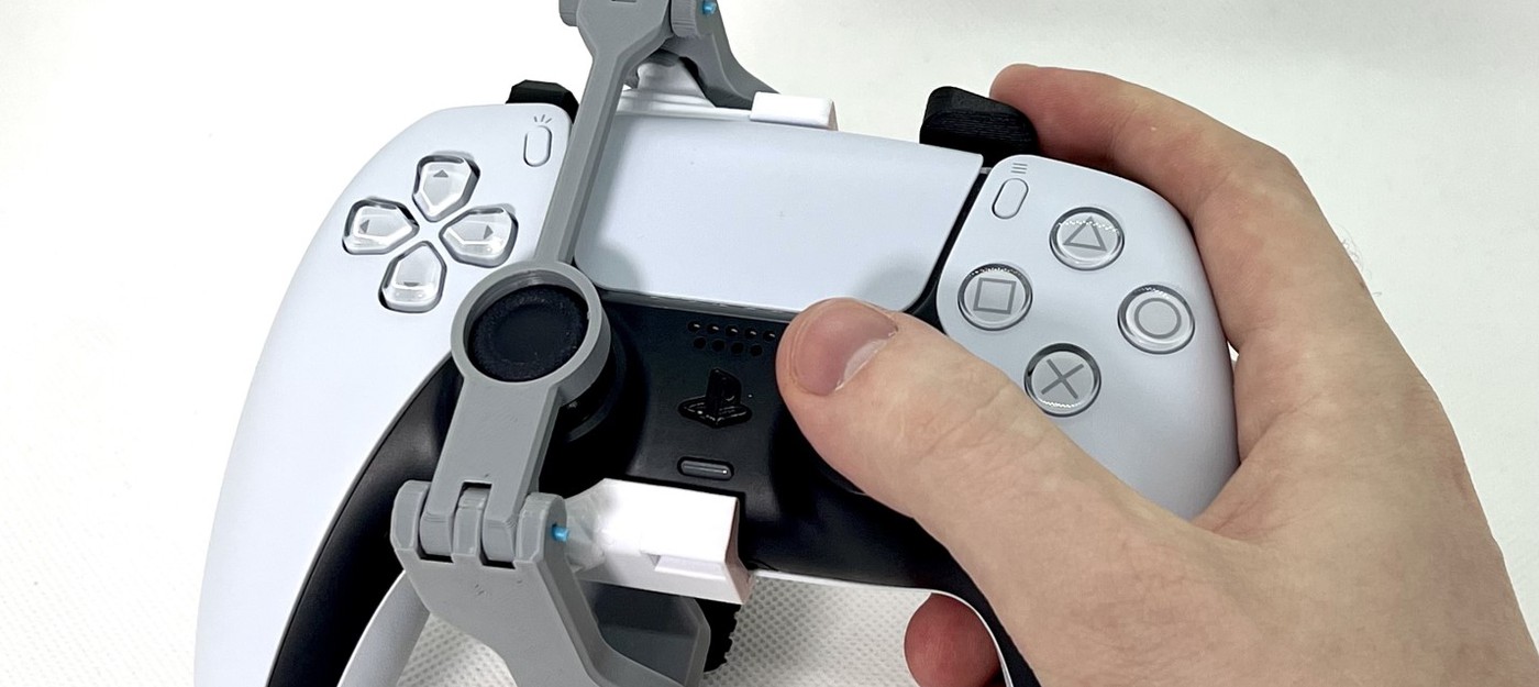 Ютубер сделал накладки на DualSense, чтобы геймпадом можно было управлять одной рукой