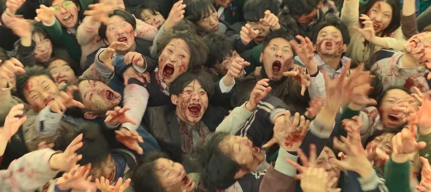 Ролик о создании зомби-сериала "Мы все мертвы": съемки массовой сцены, почему форма зеленая и прочие интересные факты
