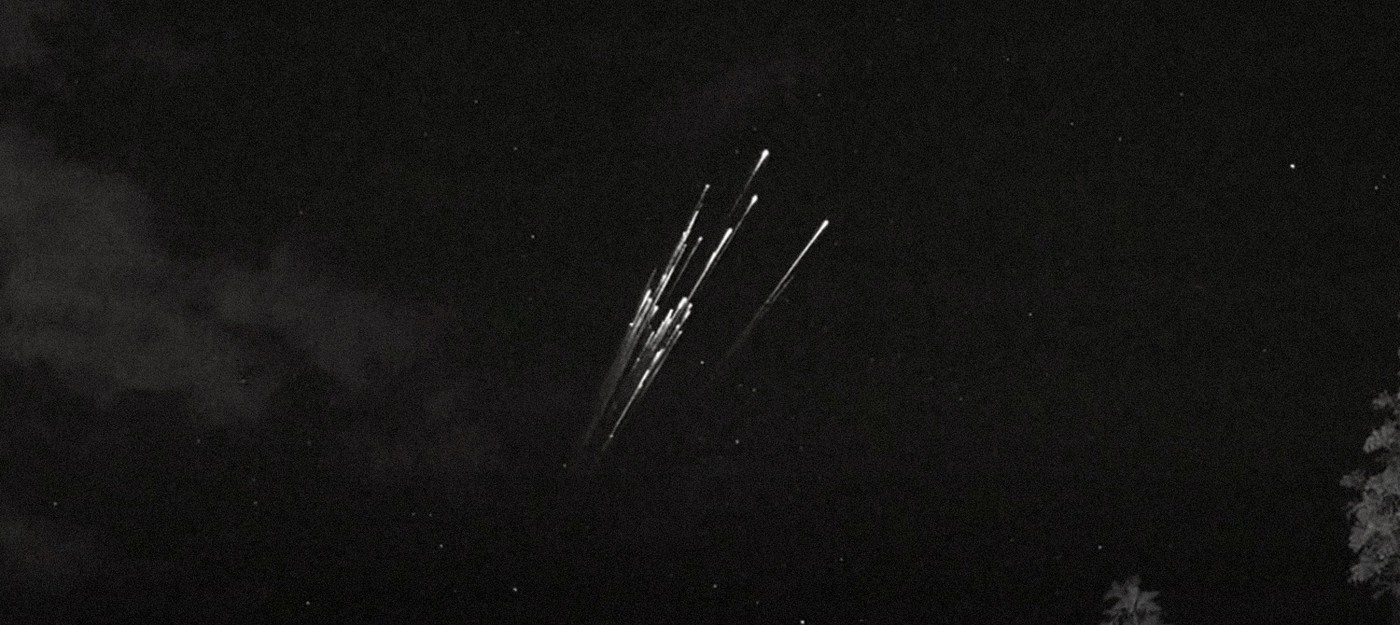 Посмотрите, как в ночном небе сгорают спутники Starlink
