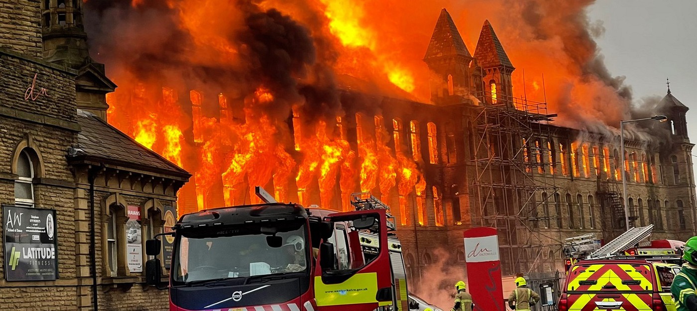 В Великобритании сгорела историческая фабрика, на которой снимали "Аббатство Даунтон" и "Острые козырьки"