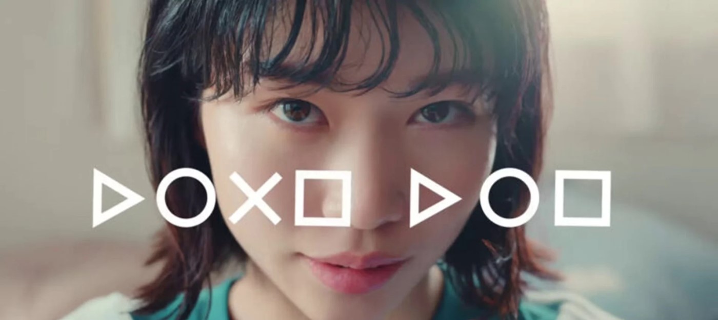 Девушка бежит сквозь игры в новой японской рекламе PS5