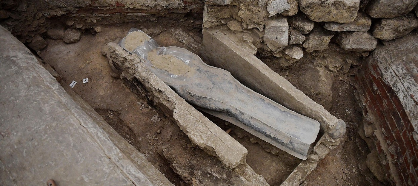 Археологи обнаружили под Нотр-Дамом свинцовый саркофаг возрастом 700 лет