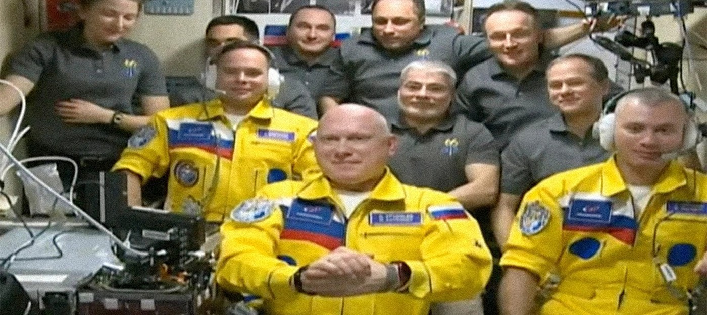 Российский экипаж прибыл на МКС в новых пестрых желто-синих костюмах