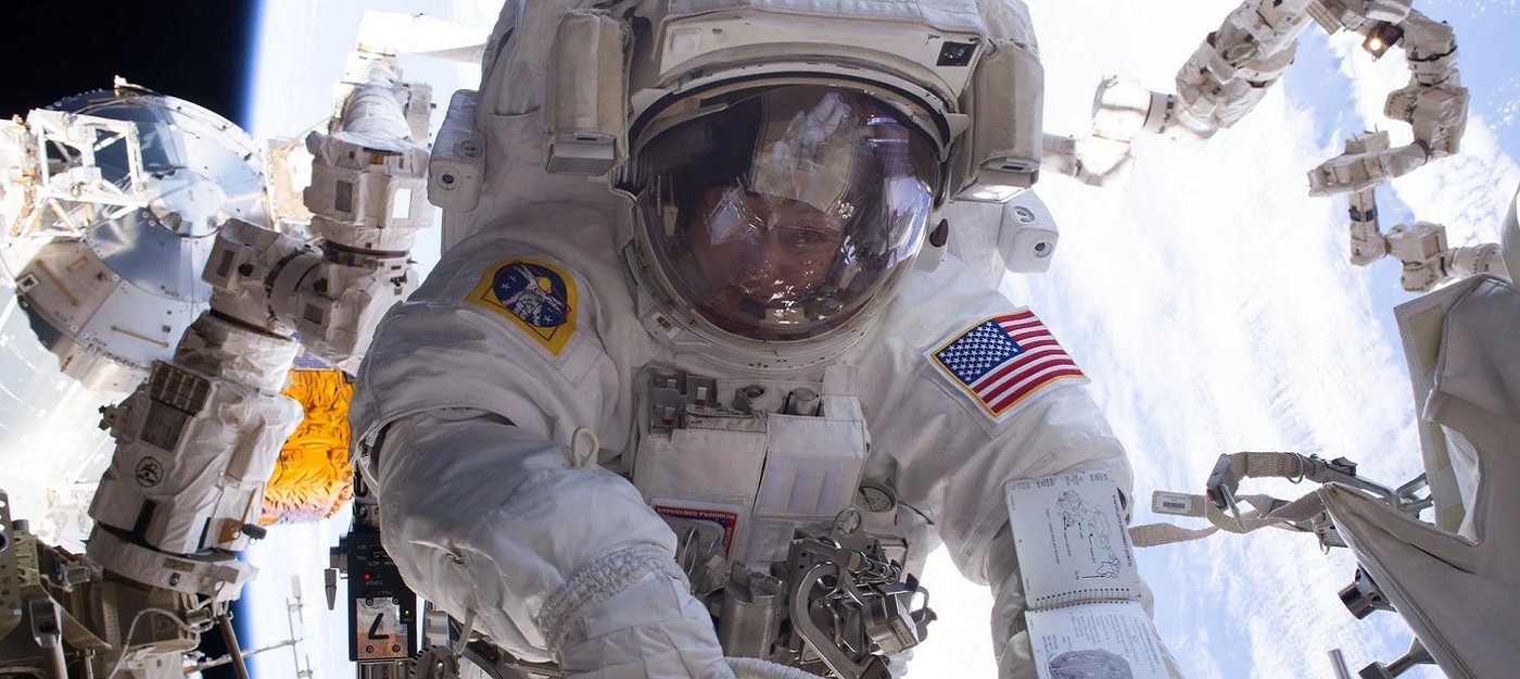 Астронавты NASA не могут выходить в космос из-за протекающих скафандров
