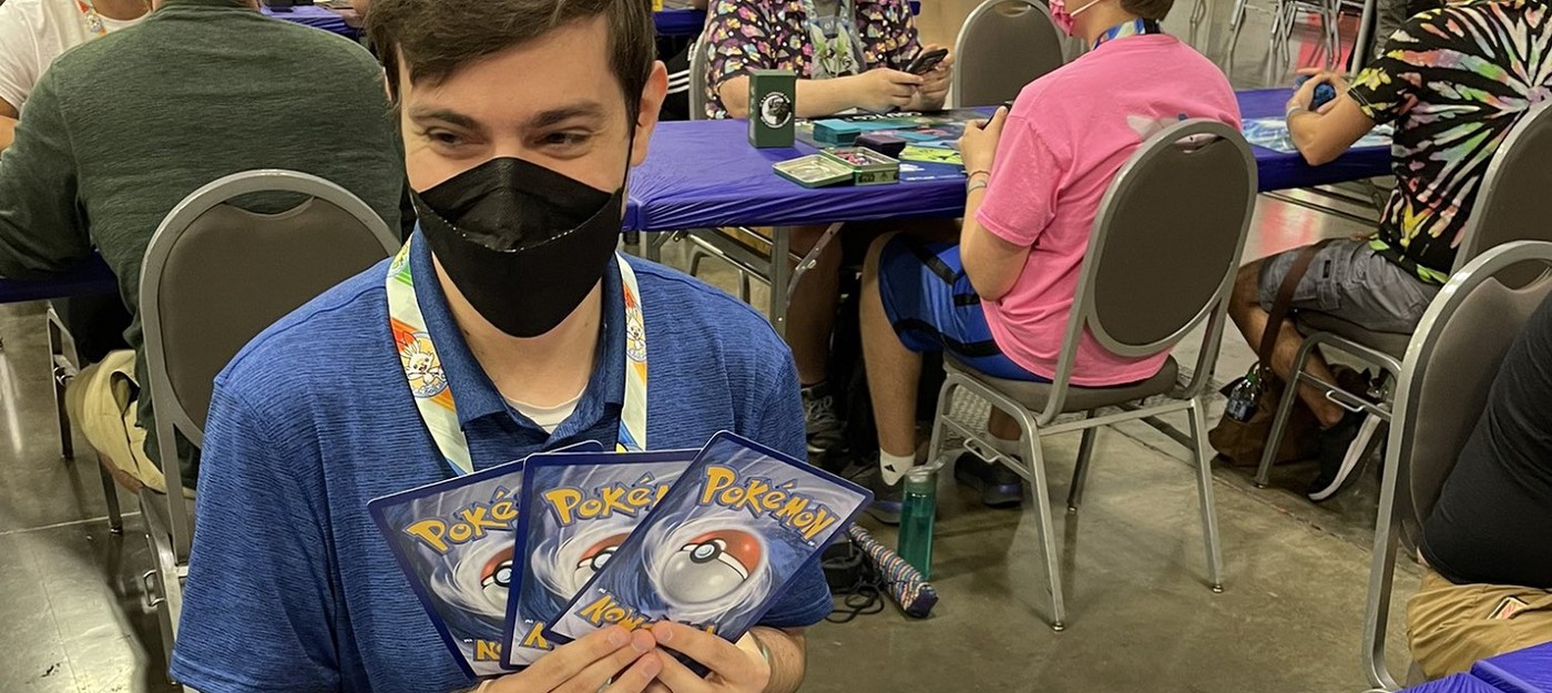 Поклонник Pokemon принес на чемпионат по игре чересчур большие карты
