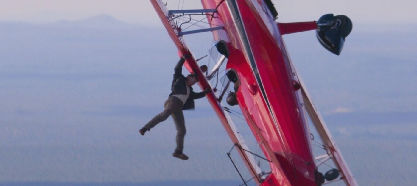 Фото: Том Круз держит самолет на съемках новой "Миссии невыполнима"