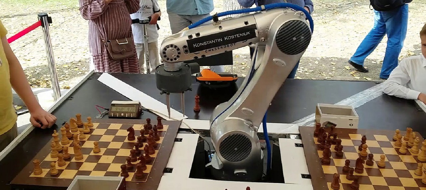 Шахматный робот сломал ребенку палец на турнире в Москве