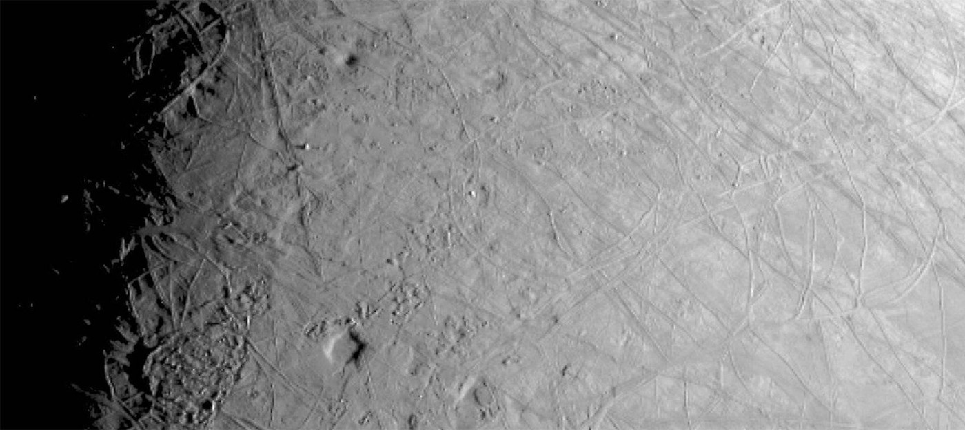 Аппарат NASA Juno сделал самую детальную фотографию поверхности спутника Европа