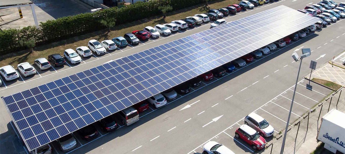 Новый французский закон требует устанавливать солнечные панели на парковках
