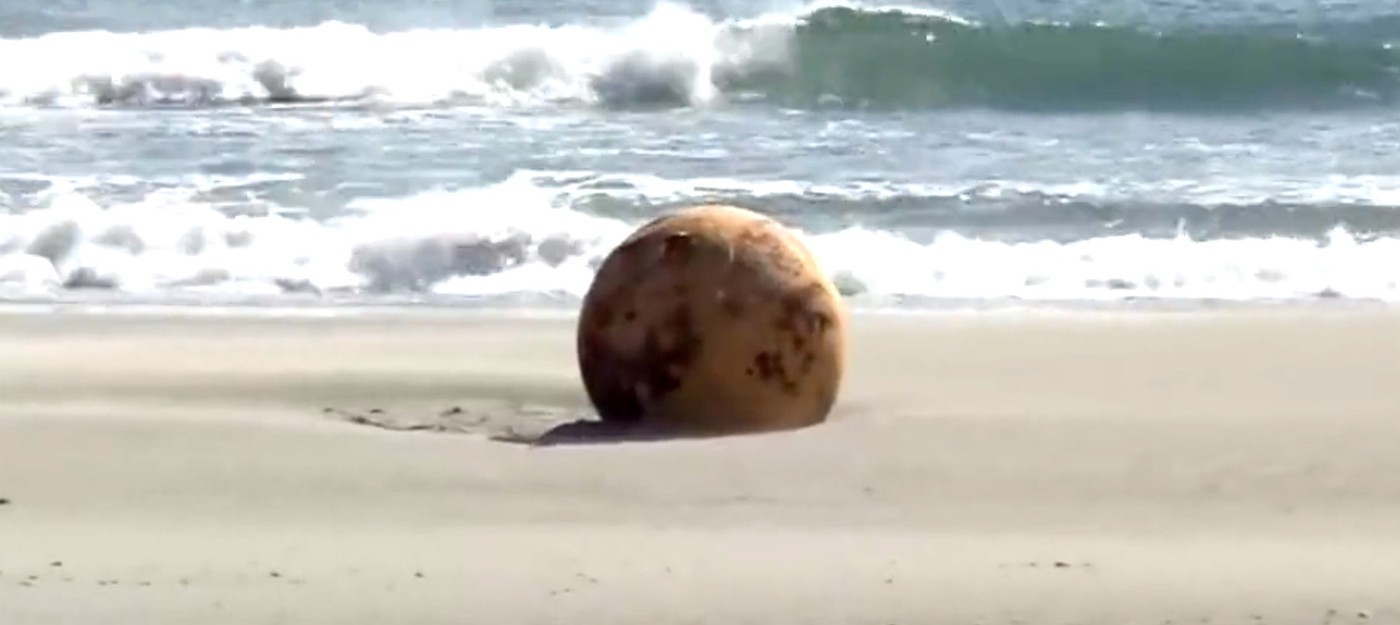 На побережье Японии обнаружили металлическую сферу — интернет решил, что это НЛО или шпионский шар