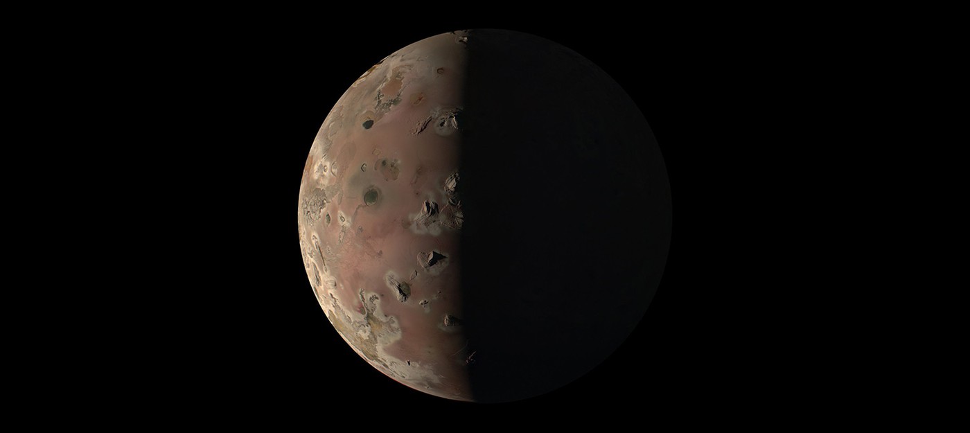 Новые снимки вулканического спутника Юпитера Ио с близкого расстояния