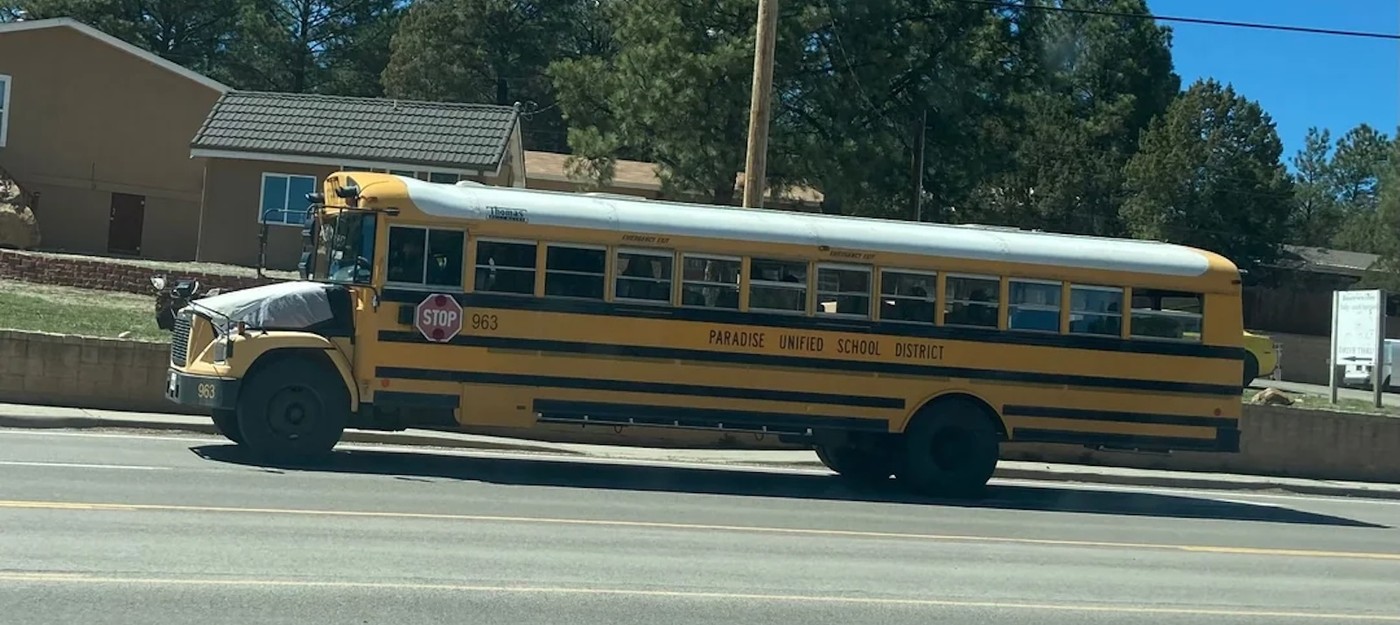 Apple показала тизер драмы The Lost Bus про водителя школьного автобуса, продирающегося через калифорнийские пожары