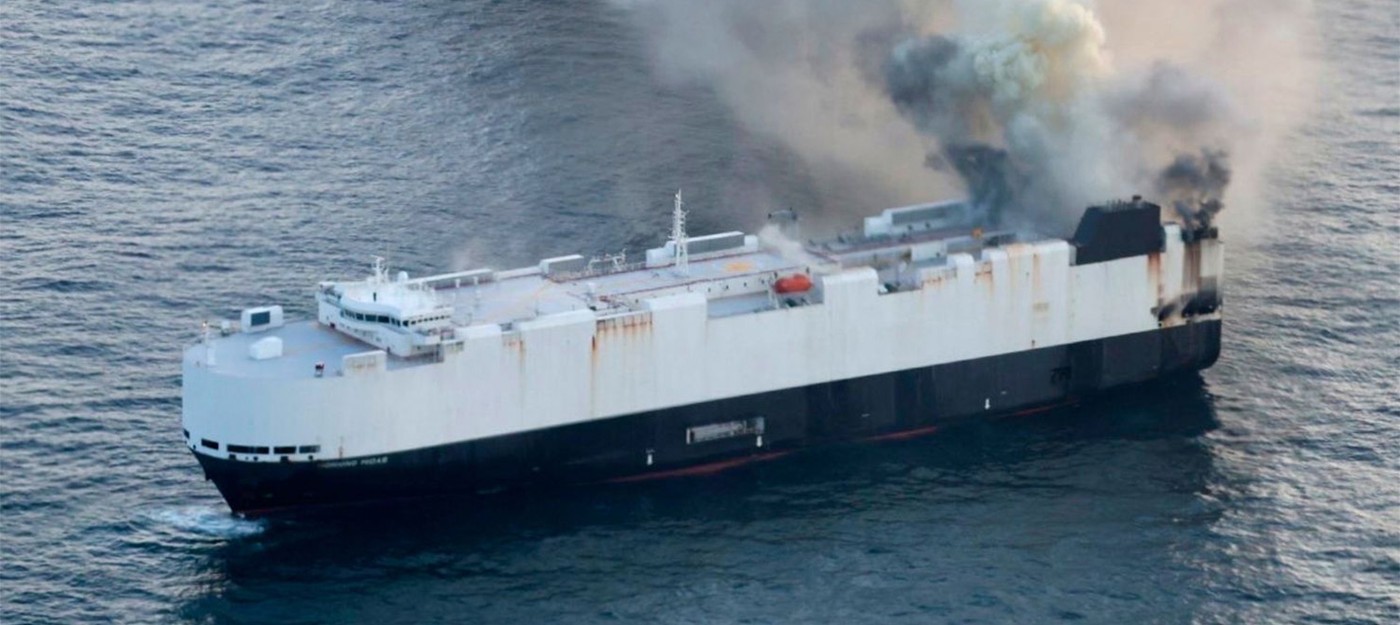 Грузовое судно с горящими электромобилями затонуло у берегов Аляски