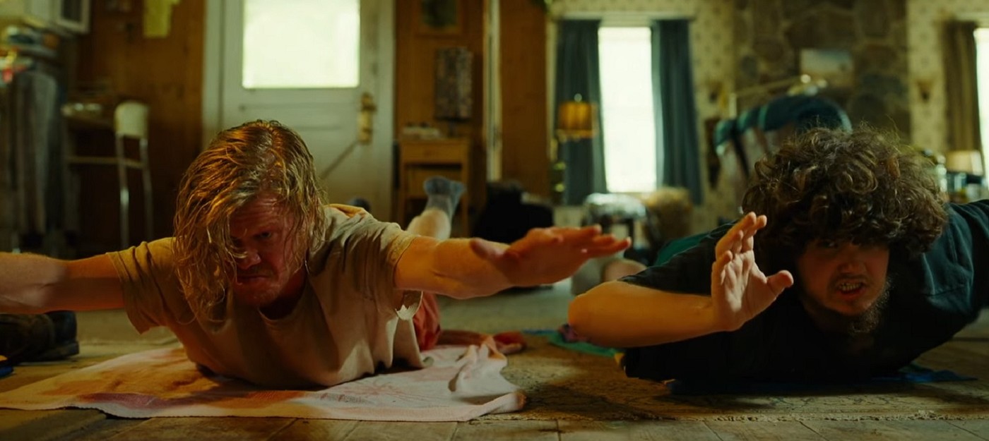 Джесси Племонс и Эмма Стоун в первом трейлере комедии "Бугония" от режиссера "Бедные-несчастные" и "Фаворитка"