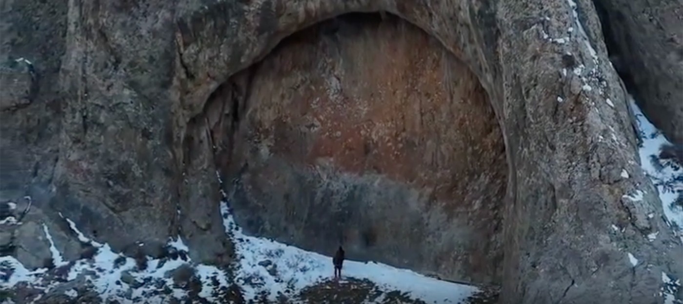 Загадочная горная арка из Казахстана породила теории о порталах и древних цивилизациях